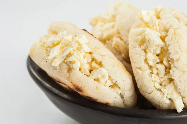 Arepa Maíz Blanco Tradicional Colombiano Relleno Con Queso Rallado Plato — Foto de Stock