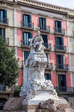 Barcelona - Mart, 2018: Tiyatro Meydanı Barcelona İspanya anıt dramaturge Frederic Soler bulunan
