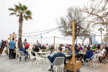 Barcelona - Mart, 2018: İnsanlar kış, Barcelona İspanya La Barceloneta plaj barda