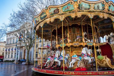 Avignon - Mart, 2018: eski moda tarzı carousel ile merdiven yer de l'Horloge Avignon Fransa Fransız