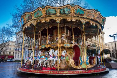 Avignon - Mart, 2018: eski moda tarzı carousel ile merdiven yer de l'Horloge Avignon Fransa Fransız