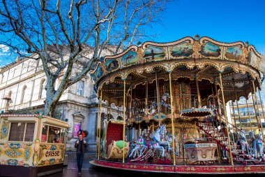 Avignon - Mart, 2018: eski moda tarzı carousel ile merdiven yer de l'Horloge Avignon Fransa Fransız