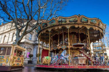 Avignon - Mart, 2018: eski moda tarzı carousel ile merdiven yer de l'Horloge Avignon Fransa Fransız