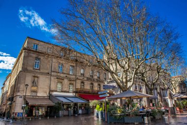 Avignon, Fransa - Mart, 2018: Restoranlar ve mağazalar Saat Kulesi Meydanı Avignon Fransa