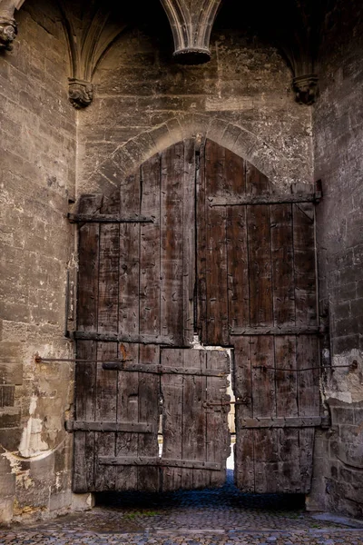 Antika ahşap ortaçağ kapı
