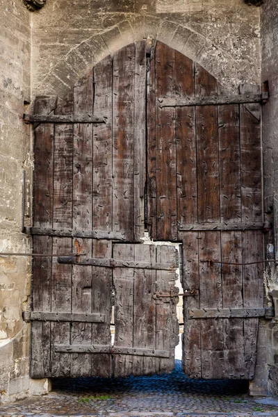 Antika ahşap ortaçağ kapı