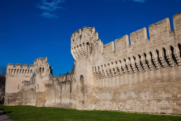 Fransa'da orta çağ inşa Avignon duvarlı şehir