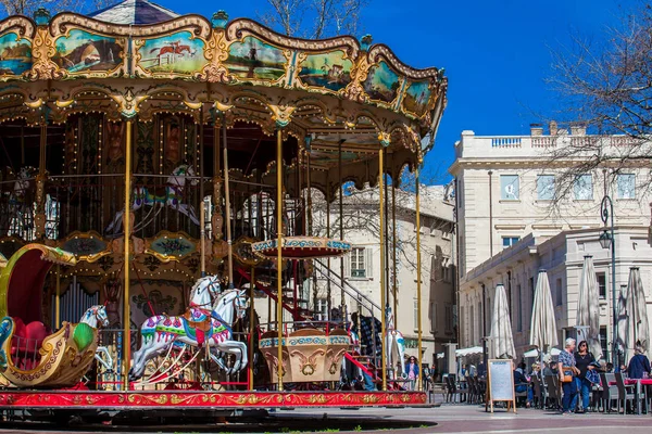 Avignon - Mart, 2018: eski moda tarzı carousel ile merdiven yer de l'Horloge Avignon Fransa Fransız