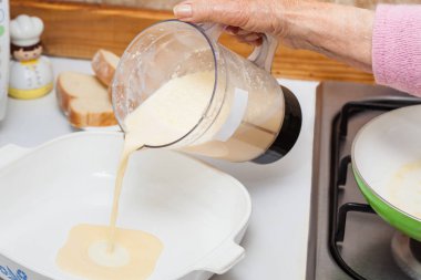 Yumurtalı ekmek hazırlama: iliklerine kadar ekleyerek karıştırın kızarmış ekmek hazırlama için