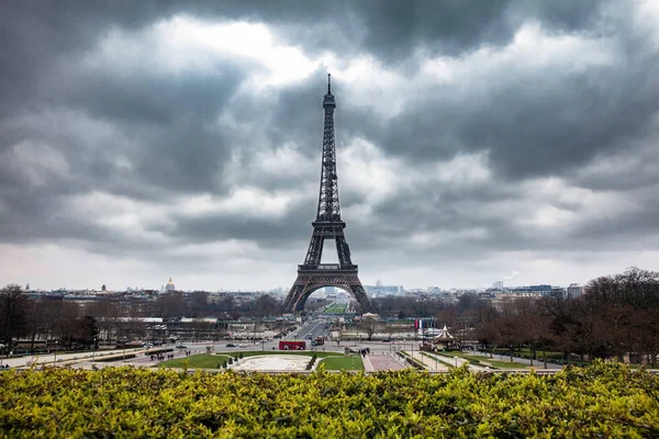 Famoso Tour Eiffel Final Del Invierno Bajo Nubes Tormenta — Foto de Stock