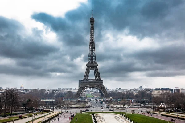 Híres Tour Eiffel Téli Vihar Felhők Alatt Végére — Stock Fotó