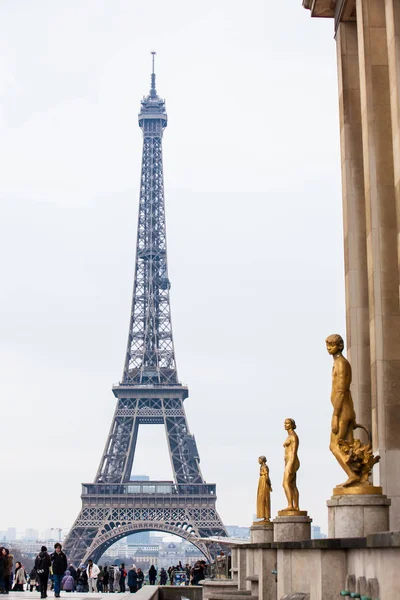 Parigi Francia Marzo 2018 Turisti Famoso Tour Eiffel Inverno Freddo — Foto Stock