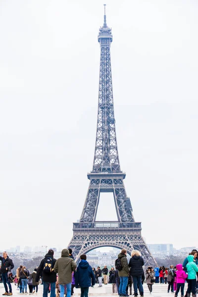 París Francia Marzo 2018 Los Turistas Famoso Tour Eiffel Frío — Foto de Stock