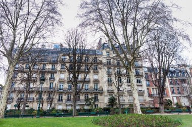 Paris, Fransa - Mart, 2018: Binalar Eyfel Kulesi'nin yanında Champs de Mars çevresinde