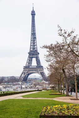 Paris, Fransa - Mart, 2018: Ünlü Tour Eiffel kış sonunda