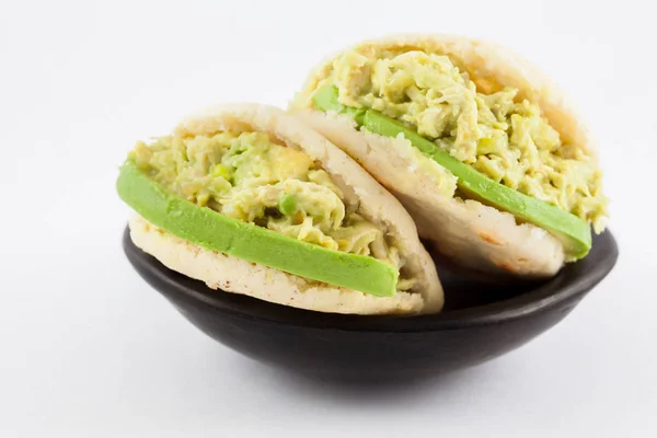 Typische Venezolaanse Arepa Genaamd Reina Pepiada — Stockfoto