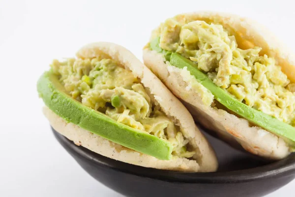 Typische Venezolaanse Arepa Genaamd Reina Pepiada — Stockfoto