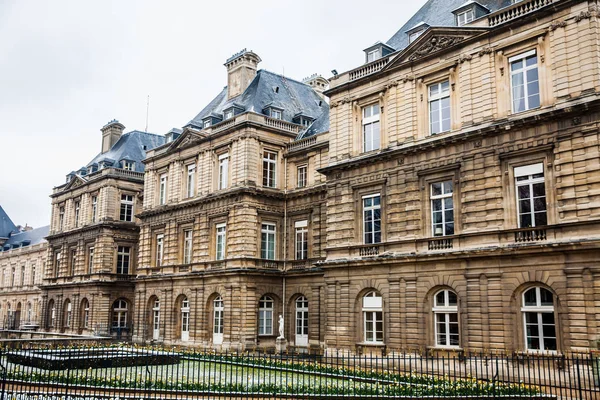 Soğuk bir kış günü bahar hemen önce Lüksemburg sarayda