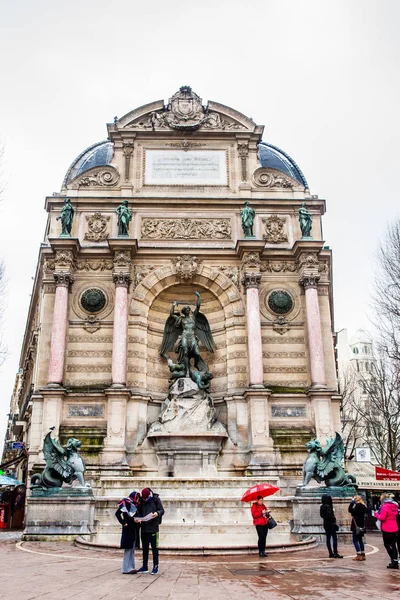 Париж Франция Март 2018 Года Туристы Фонтана Сен Мишель Морозный — стоковое фото