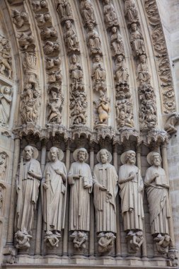 Paris, Fransa - Mart, 2018: Ayrıntılar Cathedral of Our Lady Paris'in hemen önce bahar soğuk bir kış günü Batı cephe