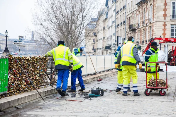 Paris Franciaország Március 2018 Csoport Munkavállalók Eltávolítása Lakatok Pont Neuf — Stock Fotó