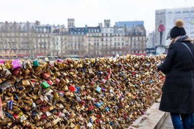 Paris, Fransa - Mart, 2018: çift Paris Pont Neuf adlı aşk kilitleri izlemek