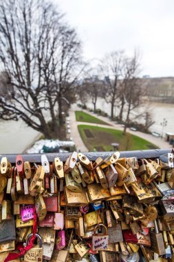 Paris, Fransa - Mart, 2018: Pont Neuf Paris, Seine nehir ve aşk kilitleri