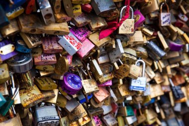 Paris, Fransa - Mart, 2018: Paris Pont Neuf adlı aşk Close-up kilitler