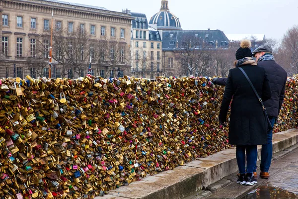 Paris Franciaország Március 2018 Pár Figyelte Szeretet Zárak Pont Neuf — Stock Fotó