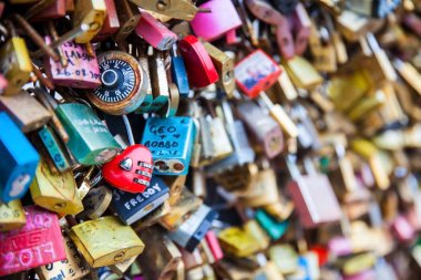 Paris, Fransa - Mart, 2018: Paris Pont Neuf adlı aşk Close-up kilitler