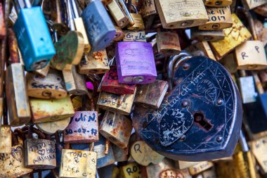 Paris, Fransa - Mart, 2018: Paris Pont Neuf adlı aşk Close-up kilitler
