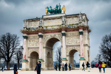 Paris, Fransa - Mart, 2018: Soğuk bir kış günü hemen önce bahar Triumph Arch, turist