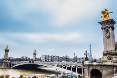 Pont Alexandre III, Seine Nehri ve soğuk bir kış günü Paris Tour Eiffel