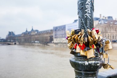 Paris, Fransa - Mart, 2018: Sokak lambası sevgi ile Pont des Arts adlı kilitler.