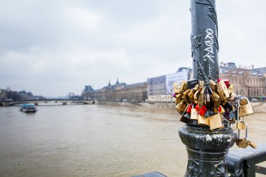 Paris, Fransa - Mart, 2018: Sokak lambası sevgi ile Pont des Arts adlı kilitler.