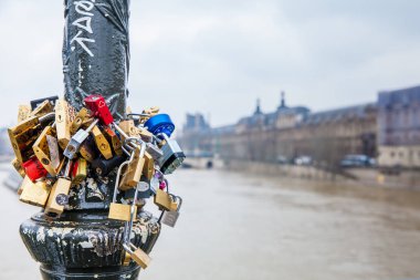 Paris, Fransa - Mart, 2018: Sokak lambası sevgi ile Pont des Arts adlı kilitler.