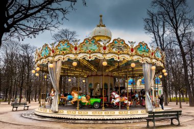 Paris, Fransa - Mart, 2018: Carousel dondurucu kış günü Tuileries Garden