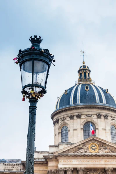 Paris França Março 2018 Lâmpada Rua Com Fechaduras Amor Lado — Fotografia de Stock