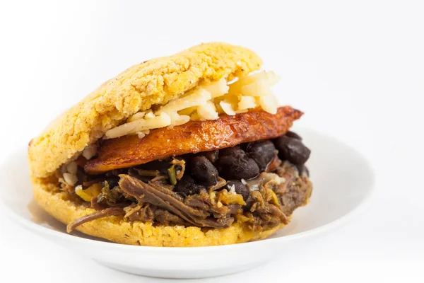 Arepas Rellenas Carne Rallada Frijoles Negros Plátano Queso Servidos Plato — Foto de Stock