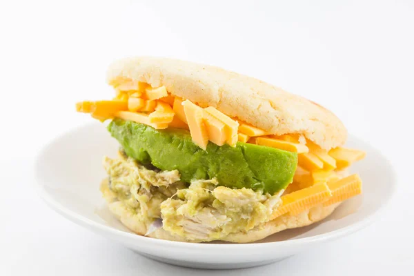 Arepas Gefüllt Mit Geschreddertem Huhn Und Avocado Serviert Einer Schwarzen — Stockfoto