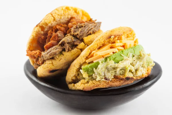 Arepas Mit Zwei Verschiedenen Füllungen Serviert Einer Schwarzen Keramikschale Auf — Stockfoto