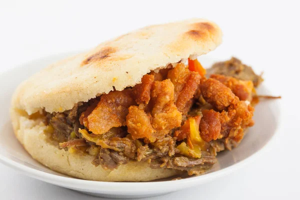 Arepas Gefüllt Mit Geschreddertem Rindfleisch Und Schweineschwarte Serviert Weißer Schale — Stockfoto