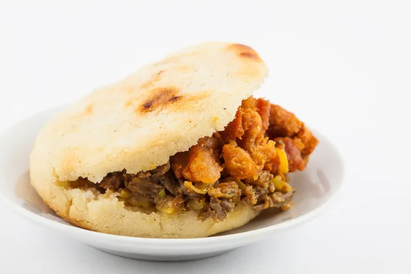 Arepas Rellenas Carne Rallada Corteza Cerdo Servidas Plato Blanco Sobre — Foto de Stock