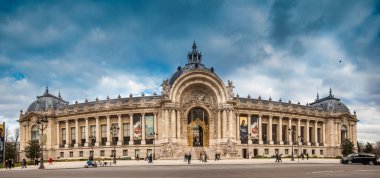 Paris, Fransa - Mart, 2018: Bulutlu Petit Palais kış günü bahar önce sadece