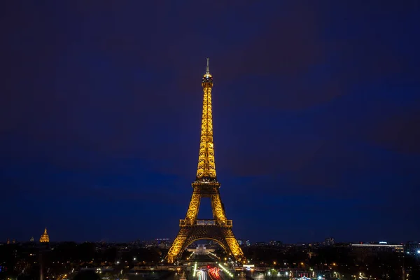 2018年3月 埃菲尔铁塔在寒冷的冬夜从特罗卡迪罗看到的最著名的巴黎偶像 — 图库照片