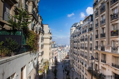 Ünlü Paris Montmartre mahallede dik yaya sokakları