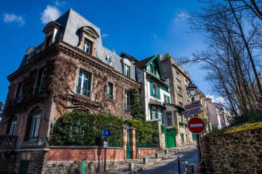 Paris, Fransa - Mart, 2018: Köşe ünlü Paris Montmartre mahallede dik sokaklarında