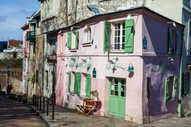 Paris, Fransa - Mart, 2018: Pembe evde restoranda ünlü Paris Montmartre mahallede