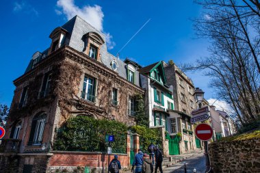 Paris, Fransa - Mart, 2018: Köşe ünlü Paris Montmartre mahallede dik sokaklarında