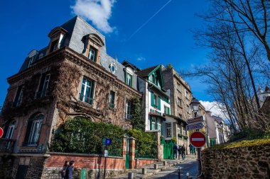 Paris, Fransa - Mart, 2018: Köşe ünlü Paris Montmartre mahallede dik sokaklarında